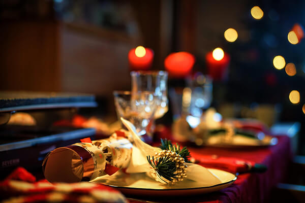 Spaanse kerstavond: feestelijk gedekte tafel met kaarsen en glazen