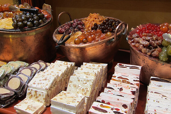 Typische Spaanse kerstzoetigheden zoals turrón, geconfijt fruit en marsepein