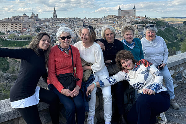 Groep Nederlandse cursisten tijdens een taalreis in Toledo, Spanje
