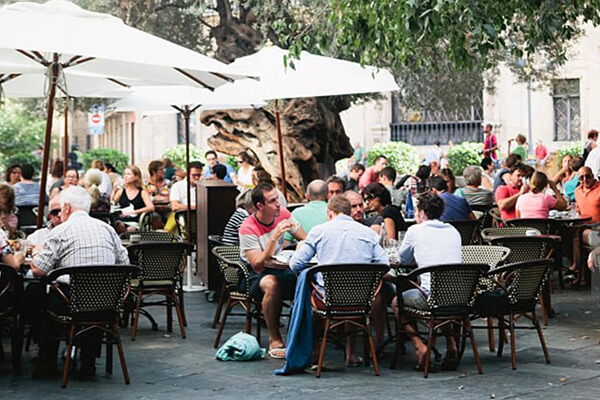 Mensen die samen op een terras zitten, typisch sociaal leven in Spanje