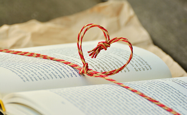Libro abierto con un corazón para representar el aprendizaje del español y la pronunciación